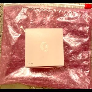 GLOSSIER Wowder (G5-G7 Medium-Deep)